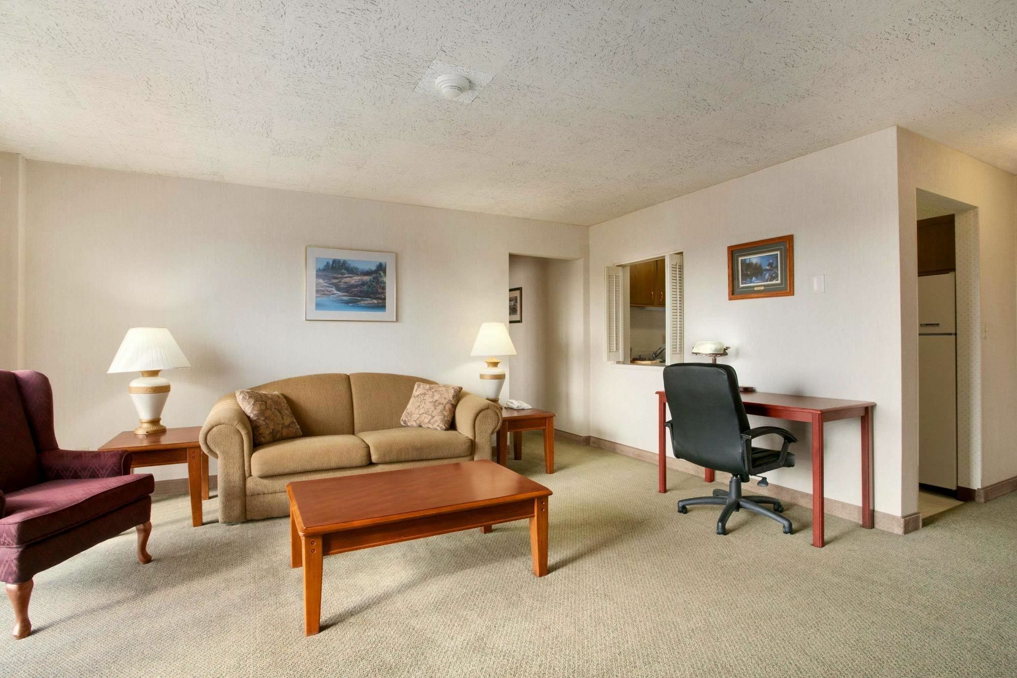 Clarion Pointe Rhinelander Downtown Hotel Bagian luar foto